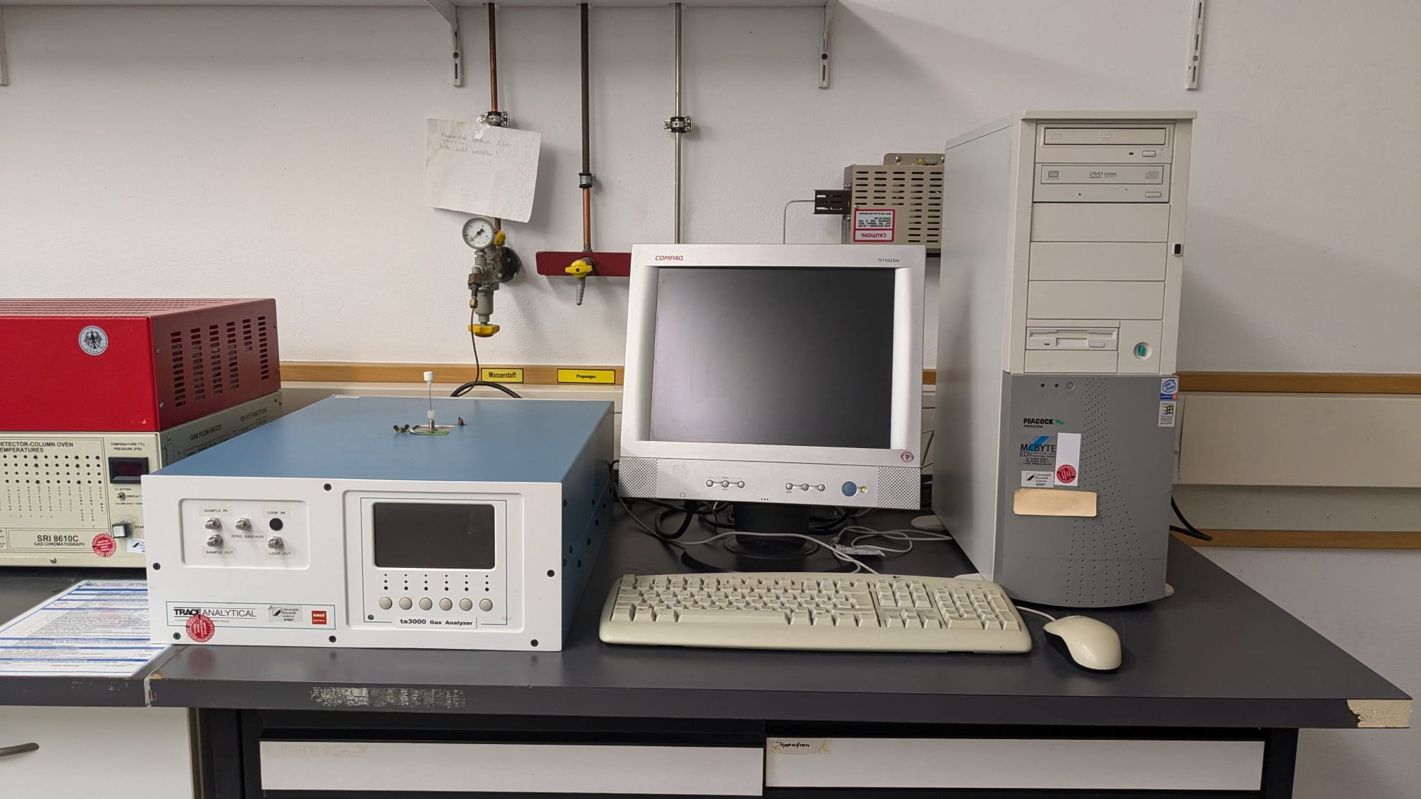 photograph of the hydrogen trace analyzer in the limno station