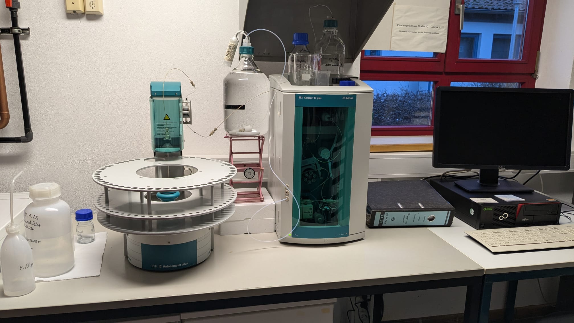 photograph of the ion chromatograph (IC) at the limno station